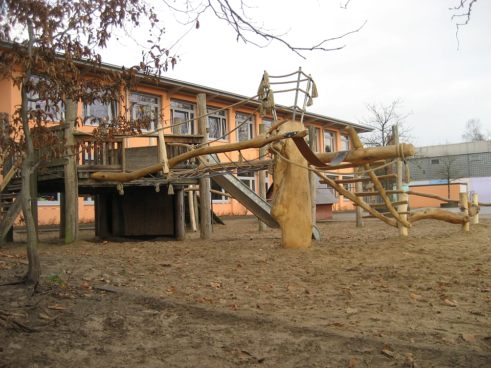 Schulhof der Grundschule Uphuser Stra&szlig;e