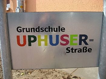 Schild am Schuleingang