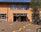 Dekoriertes Schulgebäude - Frontansicht