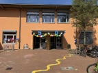 Dekoriertes Schulgebäude - Frontansicht