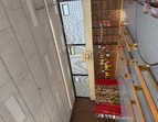 Bänke und Dekoration in der Turnhalle