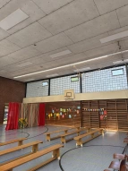 Bänke und Dekoration in der Turnhalle