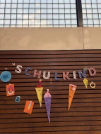 Dekorierte Wand mit dem Schriftzug Schulkind